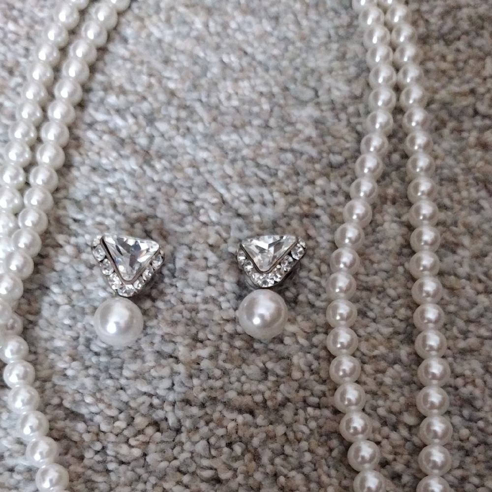 Elegant White Pearl Necklace and Earring Set - Picture 3 of 4